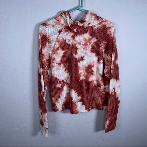 NEW MEDIUM ABOUND RED WHITE TIE DYE WAFFLE KNIT CROPPED COWL NECK TOP - Picture 3 of 10